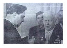 Леонид Брежнев вручает награду Никите Хрущёву. 1964 г.