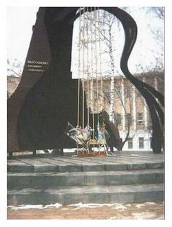 Памятник в Набережных Челнах. 
Фото В.Федющенко