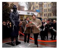 На открытии памятника В.Высоцкому. 
Мариуполь, февраль 2003 г. 
Фото А.Дудуша, было опубл. на Официальном сайте Н.В.Высоцкого