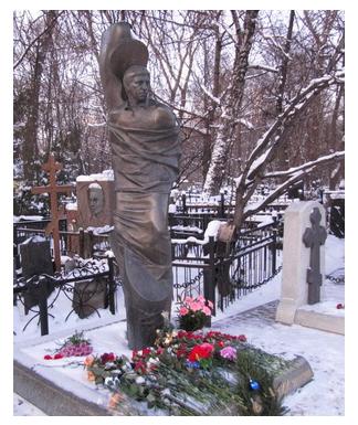 Памятник на Ваганьковском кладбище в Москве. 
Фото Сергея Такварели (Вильнюс), январь 2010 г.