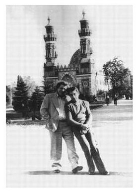 Высоцкий в Орджоникидзе 
(рядом – его администратор Владимир Гольдман), 
октябрь 1978 г. 
Фото – на сайте ''Vladimir Vysotsky. WWW (When? Where? Who?)''
