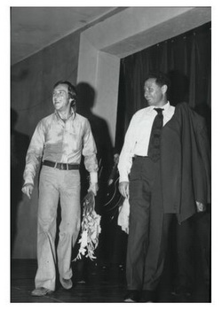 Владимир Высоцкий и Октябрь Бурденко на сцене клуба «Заря».
Вильнюс, 11 сентября 1974 г.
Фото Юрия Веселова (Вильнюс)