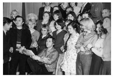 Владимир Высоцкий с актёрами театра «Юность».
Горловка, 17 мая 1977 г. 
Фото Аркадия Неймана (Горловка)