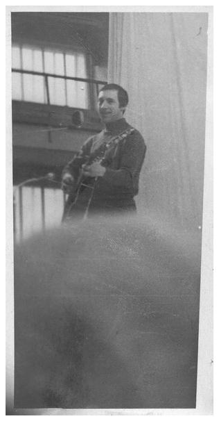 Во время выступления в манеже «Азовсталь».
Жданов (теперь –Мариуполь), 16 марта 1973 г. 
Фото Игоря Карпенко (Мариуполь)