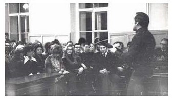 Во время выступления в английской школе № 213. 
Ленинград, ул.Ломоносова, 11. 30 января 1973 г. 
Фото – из архива Э.Крейнина
